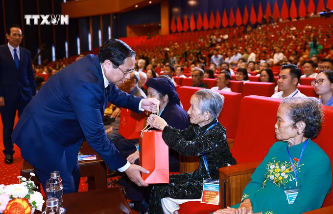vna_potal_thu_tuong_du_hoi_nghi_tri_an_nguoi_co_cong_voi_cach_mang_nam_2024_7496596.jpg