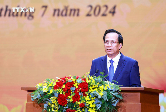 Bộ trưởng Bộ Lao động, Thương binh và Xã hội Đào Ngọc Dung báo cáo công tác tri ân người có công với cách mạng. Ảnh: Dương Giang-TTXVN vna_potal_thu_tuong_du_hoi_nghi_tri_an_nguoi_co_cong_voi_cach_mang_nam_2024_7496385.jpg