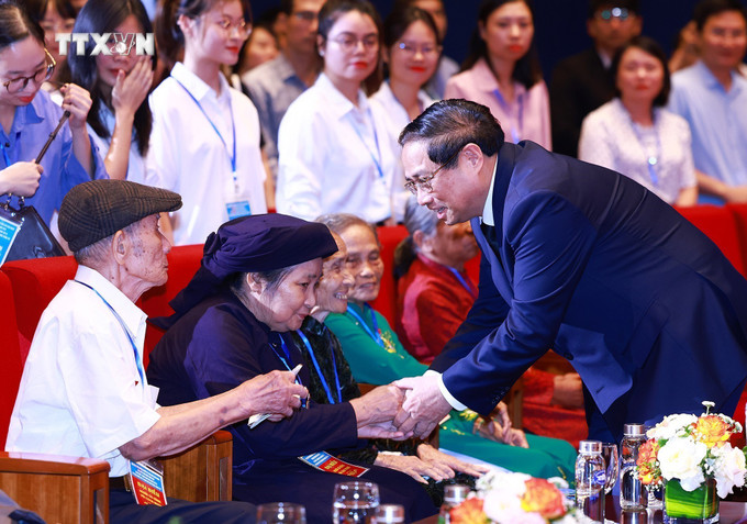 Thủ tướng Phạm Minh Chính với người có công với cách mạng tiêu biểu toàn quốc năm 2024. Ảnh: Dương Giang-TTXVN vna_potal_thu_tuong_du_hoi_nghi_tri_an_nguoi_co_cong_voi_cach_mang_nam_2024_7496396.jpg