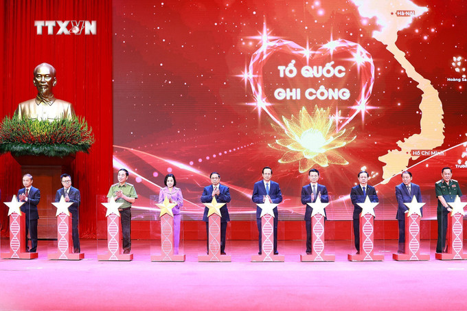 Thủ tướng Phạm Minh Chính và các đại biểu thực hiện nghi thức ra mắt ngân hàng gen (ADN) liệt sĩ chưa xác định được thông tin. Ảnh: Dương Giang-TTXVN vna_potal_thu_tuong_du_hoi_nghi_tri_an_nguoi_co_cong_voi_cach_mang_nam_2024_7496497.jpg