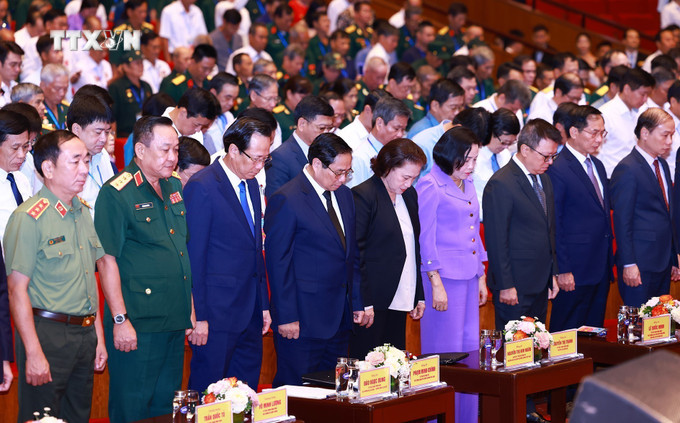 Thủ tướng Phạm Minh Chính và các đại biểu tưởng niệm các Anh hùng liệt sĩ và Tổng Bí thư Nguyễn Phú Trọng. Ảnh: Dương Giang-TTXVN vna_potal_thu_tuong_du_hoi_nghi_bieu_duong_nguoi_co_cong_voi_cach_mang_tieu_bieu_toan_quoc_nam_2024_7496379.jpg