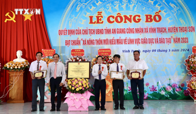 Lãnh đạo tỉnh An Giang khen thưởng các tập thể, cá nhân có thành tích trong xây dựng nông thôn mới xã Vĩnh Trạch. Ảnh: Thanh Sang - TTXVN vna_potal_an_giang_co_xa_nong_thon_moi_kieu_mau_dau_tien_trong_linh_vuc_giao_duc__7367561.jpeg