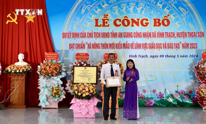 Lãnh đạo tỉnh An Giang khen thưởng một tập thể có thành tích trong xây dựng nông thôn mới xã Vĩnh Trạch. Ảnh: Thanh Sang - TTXVN vna_potal_an_giang_co_xa_nong_thon_moi_kieu_mau_dau_tien_trong_linh_vuc_giao_duc__7367560.jpeg