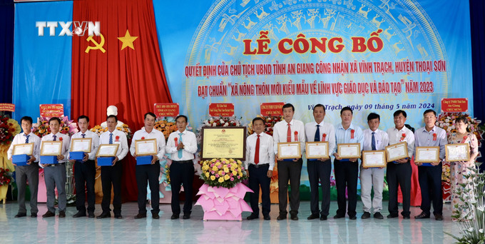 Lãnh đạo huyện Thoại Sơn khen thưởng các tập thể, cá nhân có thành tích trong xây dựng nông thôn mới xã Vĩnh Trạch. Ảnh: Thanh Sang - TTXVN vna_potal_an_giang_co_xa_nong_thon_moi_kieu_mau_dau_tien_trong_linh_vuc_giao_duc__7367562.jpeg