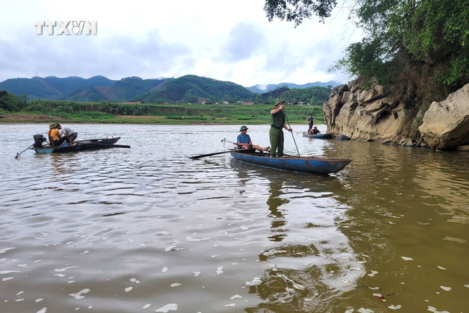 Chính quyền địa phương và gia đình huy động lực lượng tìm kiếm học sinh bị mất tích. Ảnh: TTXVN phát vna_potal_ra_bo_song_choi_2_hoc_sinh_tai_yen_bai_tu_vong_va_mat_tich_7367367.jpg