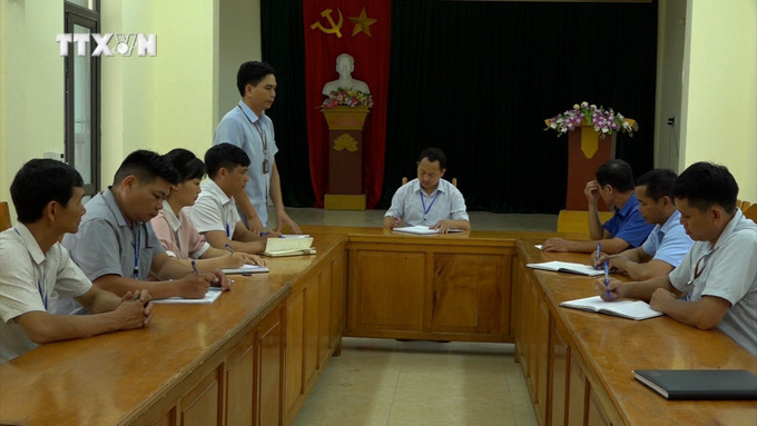 Bí thư Đảng ủy Giàng A Tặng chủ trì phiên họp với lãnh đạo các phòng, ban của xã Hát Lừu, huyện Trạm Tấu. Ảnh: TTXVN phát vna_potal_tao_nguon_can_bo_tre_co_so_o_vung_cao_tram_tau_yen_bai_7541062.jpg