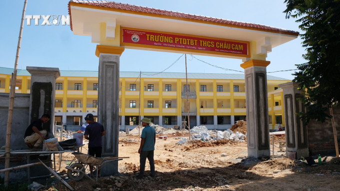 Trường Phổ thông Dân tộc bán trú THCS Châu Cam (Con Cuông, Nghệ An) được xây dựng từ Chương trình Mục tiêu quốc gia và nguồn ngân sách huyện, với tổng số vốn hơn 27 tỷ đồng, đang được gấp rút hoàn thiện để đón học sinh vào năm học mới. Ảnh: Bích Huệ - TTXVN vna_potal_nghe_an_dam_bao_cac_dieu_kien_de_trien_khai_chuong_trinh_giao_duc_pho_thong_moi__7539752.jpg
