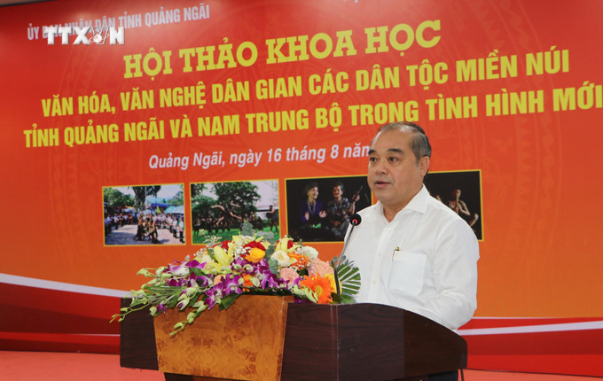Phó Chủ tịch Thường trực UBND tỉnh Quảng Ngãi Trần Hoàng Tuấn phát biểu chào mừng Hội thảo. Ảnh: Đinh Hương - TTXVN vna_potal_hoi_thao_khoa_hoc_van_hoa_van_nghe_dan_gian_cac_dan_toc_mien_nui_trong_tinh_hinh_moi_7541027.jpg