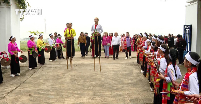 Du khách trải nghiệm không gian văn hóa đặc sắc, đậm chất văn hóa Mường khi tham gia "Mường tour - động Thiên Hà". Ảnh: Thùy Dung - TTXVN vna_potal_ninh_binh_khai_thac_van_hoa_dan_toc_muong_de_phat_trien_du_lich_7538714.jpg