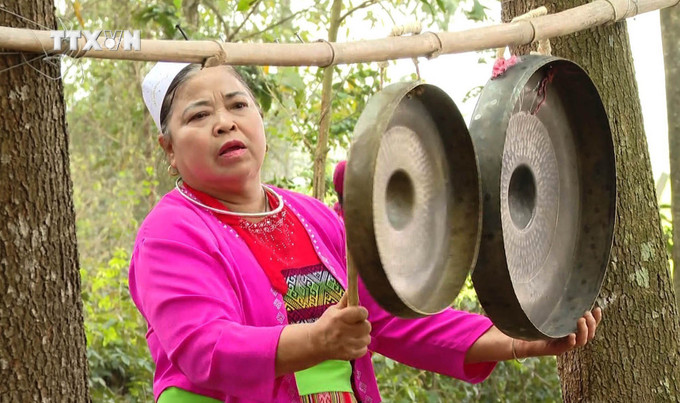 Biểu diễn văn hóa đậm chất dân tộc Mường phục vụ du khách. Ảnh: Thùy Dung - TTXVN vna_potal_ninh_binh_khai_thac_van_hoa_dan_toc_muong_de_phat_trien_du_lich_7538711.jpg