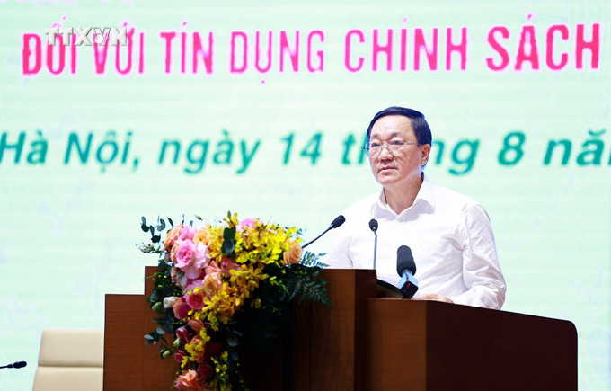 Tổng Giám đốc Ngân hàng Chính sách xã hội Dương Quyết Thắng báo cáo tổng kết kết qủa 10 năm thực hiện Chỉ thị 40 về tín dụng chính sách xã hội. Ảnh: Dương Giang-TTXVN vna_potal_thu_tuong_chu_tri_hoi_nghi_tong_ket_10_nam_tin_dung_chinh_sach_xa_hoi_7537285.jpg