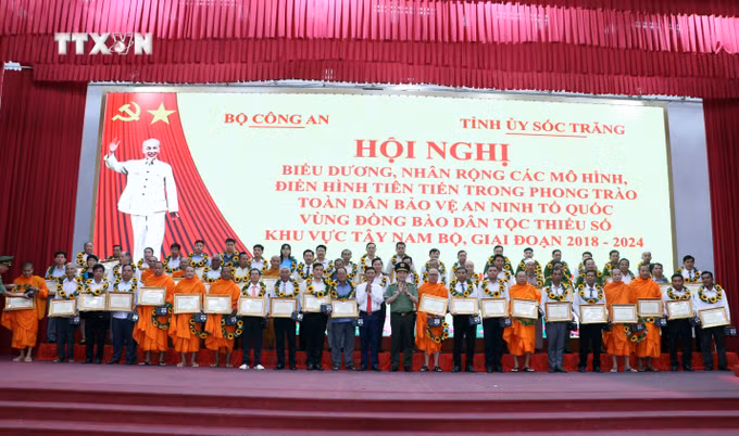 vna_potal_bo_cong_an_ton_vinh_dien_hinh_bao_ve_an_ninh_vung_dong_bao_dan_toc_thieu_so_khu_vuc_tay_nam_bo_7539063.jpg