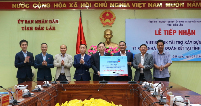 Đại diện Vietinbank Đắk Lắk trao bảng hỗ trợ tượng trưng cho tỉnh. Ảnh: daklak.gov.vn DakLak1.jpg