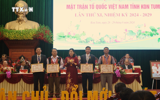 Tặng Bằng khen cho 4 tập thể và 8 cá nhân có thành tích xuất sắc trong triển khai thực hiện công tác Mặt trận nhiệm kỳ 2019- 2024. Ảnh: Khoa Chương - TTXVN vna_potal_dai_hoi_mttq_viet_nam_tinh_kon_tum_nhiem_ky_2024_-_2029_7563273.jpg