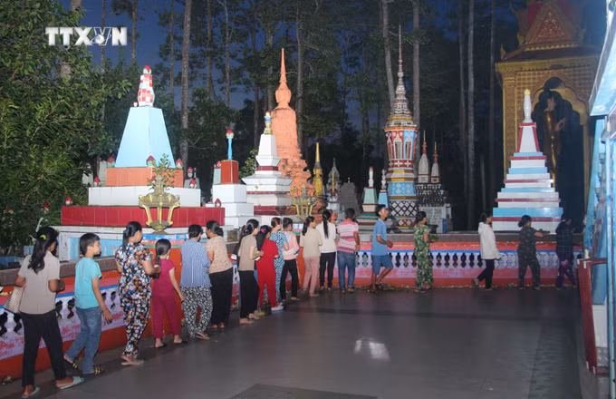 vna_potal_dong_bao_khmer_tai_soc_trang_don_le_sene_dolta_2024_am_ap_dam_ban_sac_dan_toc_7627274.jpg