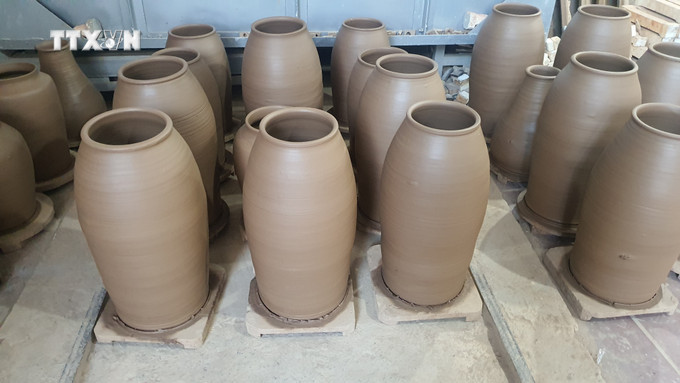 Những sản phẩm gốm chờ khô để đưa vào lò của gia đình anh Nguyễn Giang Anh, ở thị trấn Hương Canh, huyện Bình Xuyên. Ảnh: Nguyễn Trọng Lịch- TTXVN vna_potal_giu_gin_va_phat_huy_gia_tri_gom_huong_canh_vinh_phuc_7686128.jpg
