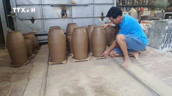 Những sản phẩm gốm đang trong giai đoạn chờ khô để đưa vào lò của gia đình anh Nguyễn Giang Anh, ở thị trấn Hương Canh, huyện Bình Xuyên. Ảnh: Nguyễn Trọng Lịch - TTXVN vna_potal_giu_gin_va_phat_huy_gia_tri_gom_huong_canh_vinh_phuc_7686136.jpg