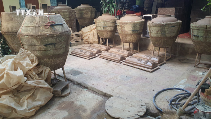 Những sản phẩm gốm đang trong giai đoạn chờ khô để đưa vào lò của gia đình anh Nguyễn Giang Anh, ở thị trấn Hương Canh, huyện Bình Xuyên. Ảnh: Nguyễn Trọng Lịch - TTXVN vna_potal_giu_gin_va_phat_huy_gia_tri_gom_huong_canh_vinh_phuc_7686138.jpg