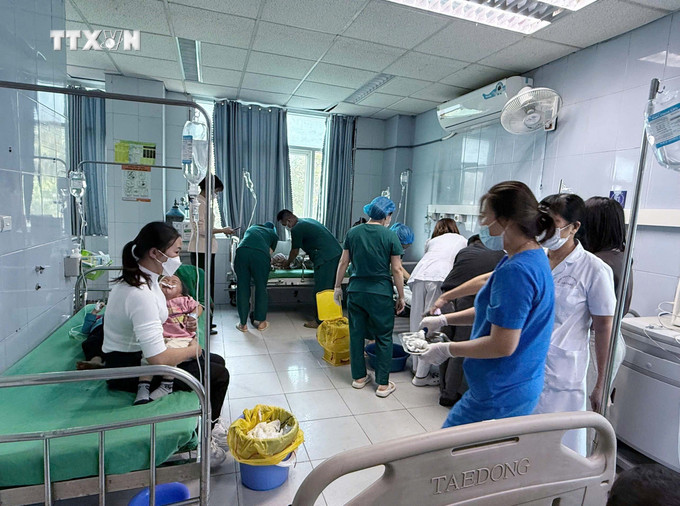 Các bác sĩ tập trung cấp cứu trẻ của trường mầm non Giang Ma, huyện Tam Đường nghi ăn nhầm thuốc diệt chuột. Ảnh: Nguyễn Oanh-TTXVN vna_potal_suc_khoe_20_chau_nghi_an_nham_thuoc_diet_chuot_da_on_dinh_7687770.jpg