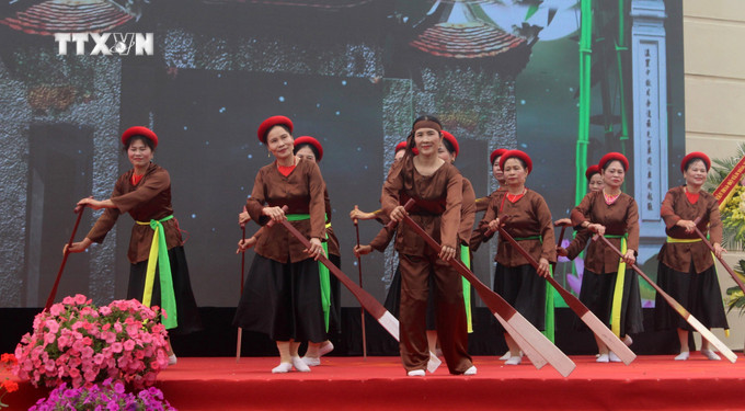 Trình diễn tiết mục “Hát và múa chân sào”. Ảnh: Hoa Mai - TTXVN vna_potal_trinh_dien_dan_gian_mua_den_chay_chu_va_hat_cheo_chai_co_duoc_cong_nhan_di_san_van_hoa_phi_vat_the_quoc_gia_7235099.jpg