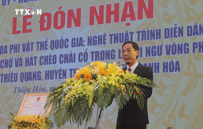 Phó Chủ tịch UBND tỉnh Thanh Hóa Đầu Thanh Tùng phát biểu tại buổi lễ. Ảnh: Hoa Mai - TTXVN vna_potal_trinh_dien_dan_gian_mua_den_chay_chu_va_hat_cheo_chai_co_duoc_cong_nhan_di_san_van_hoa_phi_vat_the_quoc_gia_7235090.jpg
