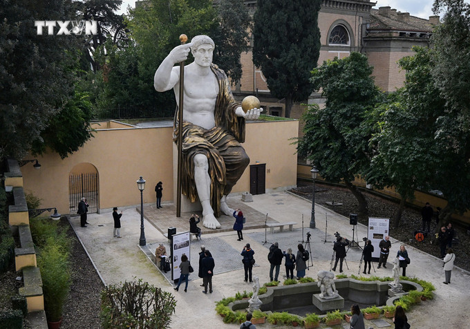 Bức tượng Hoàng đế Constantine được trưng bày tại vườn hồng bên Bảo tàng Capitoline ở Rome, Italy, ngày 6/2/2024. Ảnh: AFP/TTXVN vna_potal_phuc_dung_buc_tuong_hoang_de_constantine_bang_cong_nghe_3d_7218247.jpg