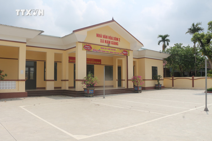 Nhà văn hóa xóm 2 xã Nam Giang (Nam Đàn, Nghệ An) được xây dựng từ nguồn xã hội hóa phục vụ cho sinh hoạt cộng đồng dân cư. Ảnh: Bích Huệ - TTXVN vna_potal_nam_dan_phan_dau_ve_dich_nong_thon_moi_kieu_mau_vao_nam_2025_7381490.jpg