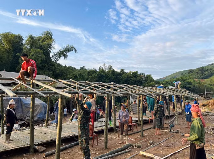 vna_potal_son_la_di_doi_cac_ho_dan_na_men_ra_khoi_khu_vuc_nguy_co_sat_lo_dat_7613400.jpg