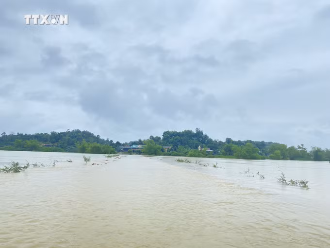 vna_potal_cuoc_song_cua_nguoi_dan_ha_tinh_bi_anh_huong_nang_ne_do_mua_lu_7611927.jpg