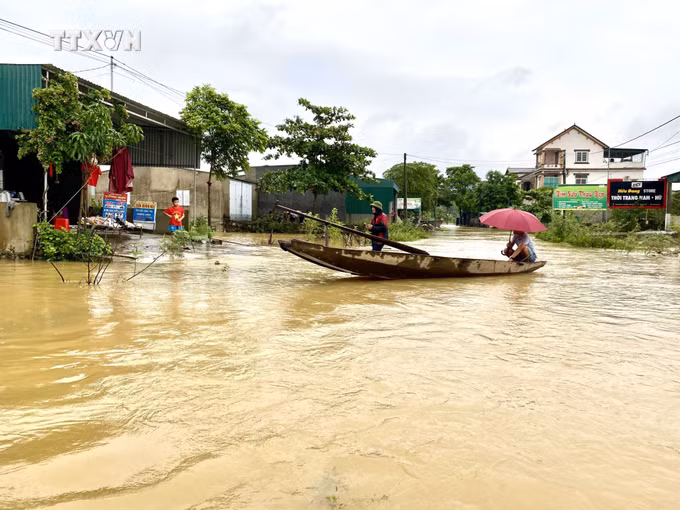 vna_potal_cuoc_song_cua_nguoi_dan_ha_tinh_bi_anh_huong_nang_ne_do_mua_lu_7611922.jpg