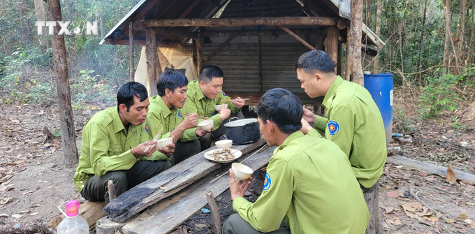 Bữa cơm đơn giản của lực lượng bảo vệ rừng Vườn Quốc gia Kon Ka Kinh. Ảnh: Hoài Nam - TTXVN vna_potal_gia_lai_nhung_nguoi_don_tet_giua_rung__7221126.jpg
