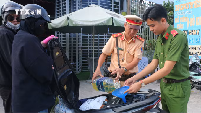 vna_potal_soc_trang_ho_tro_xang_nuoc_uong_mien_phi_cho_nguoi_dan_ve_que_don_tet__7213314.jpeg