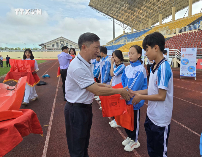 Ban tổ chức tặng quà cho thiếu nhi trên địa bàn tỉnh. Ảnh: Khoa Chương - TTXVN vna_potal_ngay_olympic_tre_em_va_phat_dong_phong_chong_duoi_nuoc_tinh_kon_tum_nam_2024_7387119.jpg