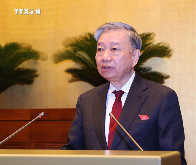 Đại tướng Tô Lâm, Bộ trưởng Bộ Công an trình bày Tờ trình về dự án Luật Quản lý, sử dụng vũ khí, vật liệu nổ và công cụ hỗ trợ (sửa đổi). Ảnh: TTXVN vna_potal_ky_hop_thu_7_quoc_hoi_khoa_xv_quoc_hoi_tiep_tuc_nghe_trinh_bay_cac_to_trinh_bao_cao_ve_du_an_luat__7386089.jpg