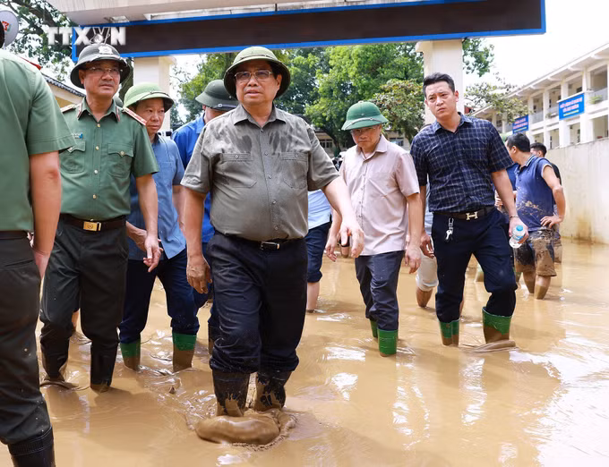 vna_potal_thu_tuong_di_kiem_tra_tinh_hinh_khac_phuc_hau_qua_mua_lu_tai_yen_bai_7590359.jpg