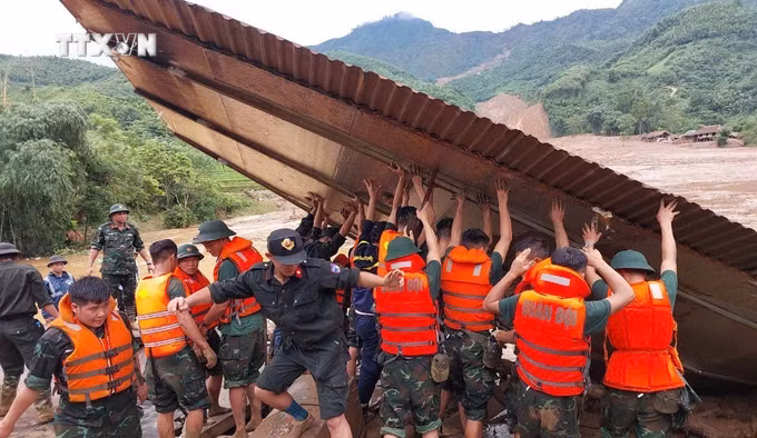 vna_potal_quan_khu_2_huy_dong_bo_doi_den_thon_lang_nu_ho_tro_nhan_dan_tim_kiem_nguoi_mat_tich_do_con_lu_dem_119_7588456.jpg
