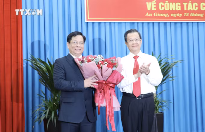 vna_potal_ong_ho_van_mung_duoc_bo_nhiem_lam_pho_bi_thu_tinh_uy_an_giang_7589945.jpeg