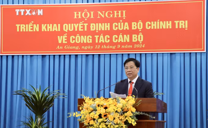 vna_potal_ong_ho_van_mung_duoc_bo_nhiem_lam_pho_bi_thu_tinh_uy_an_giang_7589936.jpeg