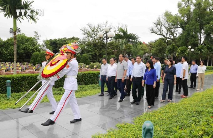 Phó Chủ tịch Quốc hội Trần Quang Phương cùng đoàn công tác và lãnh đạo tỉnh Điện Biên viếng Nghĩa trang A1. Ảnh: Trung Kiên - TTXVN vna_potal_pho_chu_tich_quoc_hoi_tran_quang_phuong_lam_viec_voi_tinh_dien_bien_7590824.jpg