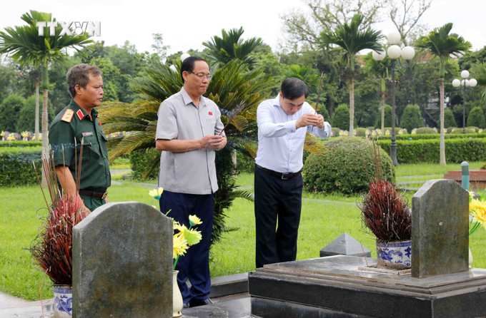 Phó Chủ tịch Quốc hội Trần Quang Phương cùng đoàn công tác và lãnh đạo tỉnh Điện Biên viếng các anh hùng liệt sĩ tại Nghĩa trang A1. Ảnh: Trung Kiên - TTXVN vna_potal_pho_chu_tich_quoc_hoi_tran_quang_phuong_lam_viec_voi_tinh_dien_bien_7590818.jpg
