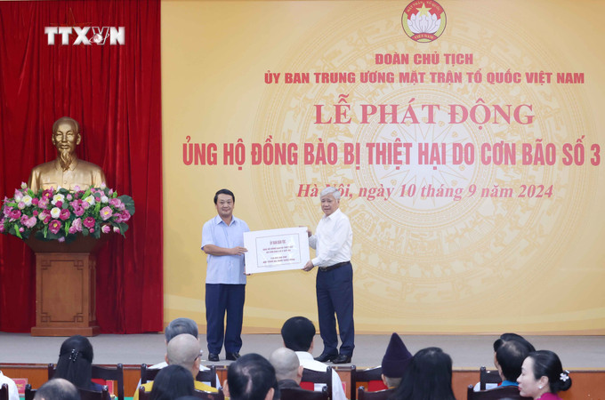 Ủy ban Dân tộc ủng hộ đồng bào bị thiệt hại do cơn bão số 3. Ảnh: Phương Hoa - TTXVN vna_potal_doan_chu_tich_uy_ban_trung_uong_mat_tran_to_quoc_viet_nam_to_chuc_le_phat_dong_ung_ho_dong_bao_bi_thiet_hai_do_con_bao_so_3_7586033.jpg