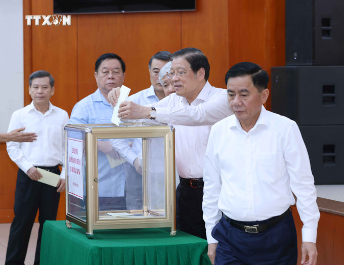 Các đồng chí lãnh đạo Đảng, Nhà nước ủng hộ đồng bào bị thiệt hại do cơn bão số 3. Ảnh: Phương Hoa - TTXVN vna_potal_doan_chu_tich_uy_ban_trung_uong_mat_tran_to_quoc_viet_nam_to_chuc_le_phat_dong_ung_ho_dong_bao_bi_thiet_hai_do_con_bao_so_3_7585994.jpg