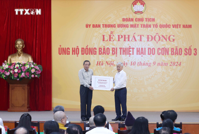 Ban Tổ chức Trung ương ủng hộ đồng bào bị thiệt hại do cơn bão số 3. Ảnh: Phương Hoa - TTXVN vna_potal_doan_chu_tich_uy_ban_trung_uong_mat_tran_to_quoc_viet_nam_to_chuc_le_phat_dong_ung_ho_dong_bao_bi_thiet_hai_do_con_bao_so_3_7586019.jpg