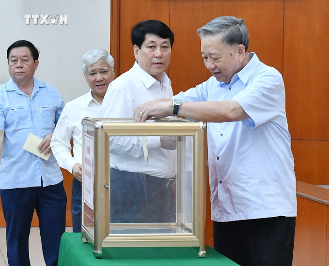 Tổng Bí thư, Chủ tịch nước Tô Lâm và các đồng chí lãnh đạo Đảng, Nhà nước ủng hộ đồng bào bị thiệt hại do cơn bão số 3. Ảnh: Phương Hoa - TTXVN vna_potal_doan_chu_tich_uy_ban_trung_uong_mat_tran_to_quoc_viet_nam_to_chuc_le_phat_dong_ung_ho_dong_bao_bi_thiet_hai_do_con_bao_so_3_7586012.jpg