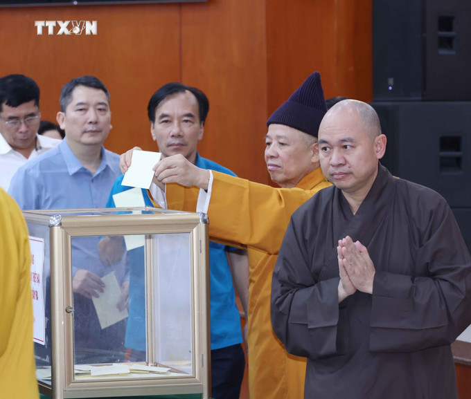 Các chức sắc, tôn giáo ủng hộ đồng bào bị thiệt hại do cơn bão số 3. Ảnh: Phương Hoa - TTXVN vna_potal_doan_chu_tich_uy_ban_trung_uong_mat_tran_to_quoc_viet_nam_to_chuc_le_phat_dong_ung_ho_dong_bao_bi_thiet_hai_do_con_bao_so_3_7586014.jpg