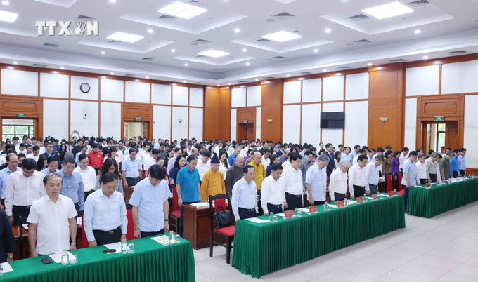 Đại biểu dự Lễ phát động dành một phút mặc niệm các nạn nhân tử nạn trong cơn bão số 3. Ảnh: Phương Hoa - TTXVN vna_potal_doan_chu_tich_uy_ban_trung_uong_mat_tran_to_quoc_viet_nam_to_chuc_le_phat_dong_ung_ho_dong_bao_bi_thiet_hai_do_con_bao_so_3_7585993.jpg