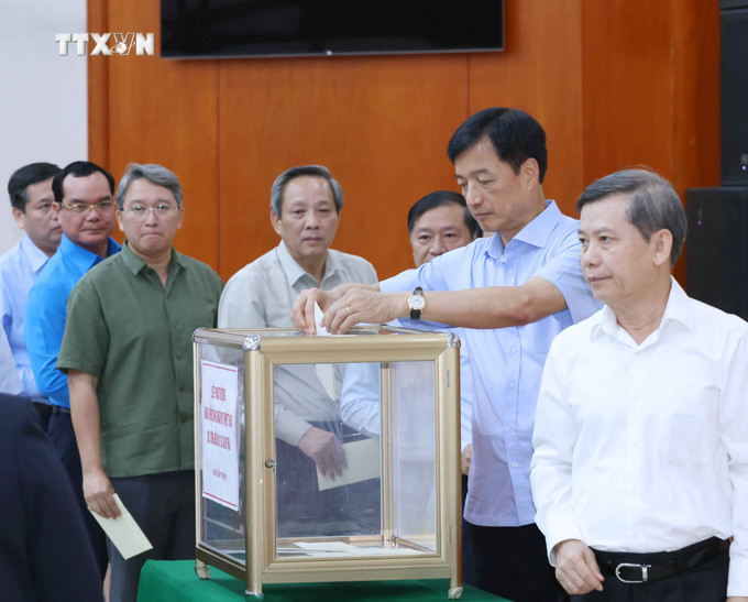 Các đồng chí lãnh đạo Đảng, Nhà nước ủng hộ đồng bào bị thiệt hại do cơn bão số 3. Ảnh: Phương Hoa - TTXVN vna_potal_doan_chu_tich_uy_ban_trung_uong_mat_tran_to_quoc_viet_nam_to_chuc_le_phat_dong_ung_ho_dong_bao_bi_thiet_hai_do_con_bao_so_3_7586005.jpg