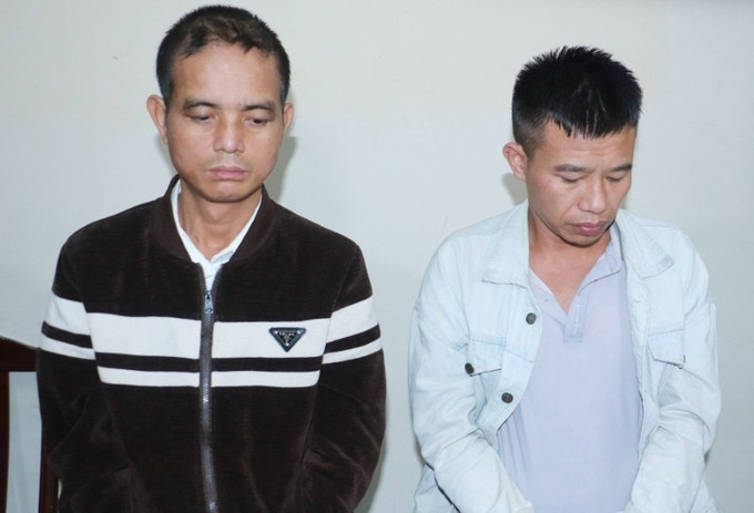 Hai đối tượng tại cơ quan điều tra. Ảnh: vov.vn haidoituongheroinNgheAn.jpg
