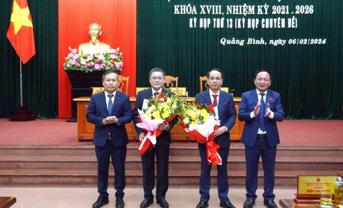 Tân Phó Chủ tịch Ủy ban nhân dân tỉnh Quảng Bình Phan Phong Phú (thứ 2 bên trái) nhận hoa chúc mừng của lãnh đạo chủ chốt tỉnh. Ảnh: nhandan.vn phanphongphu.png