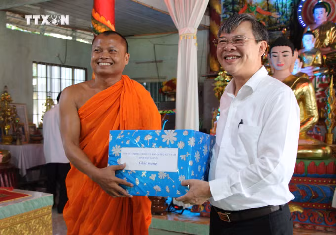 vna_potal_lanh_dao_tinh_hau_giang_chuc_mung_le_sene_dolta_nam_2024_tai_thanh_pho_vi_thanh___7624052.jpg